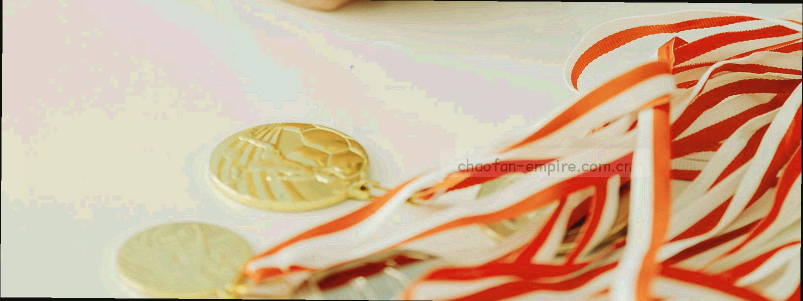 一串渐次亮起的抽象光点组成的横向时间带，象征版本迭代